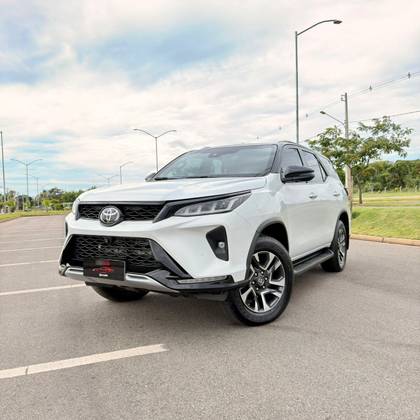 TOYOTA HILUX SW4 2.8 D-4D TURBO DIESEL DIAMOND 7L 4X4 AUTOMÁTICO